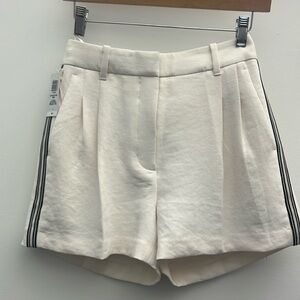 THE EFFORTLESS ARITZIA SHORT